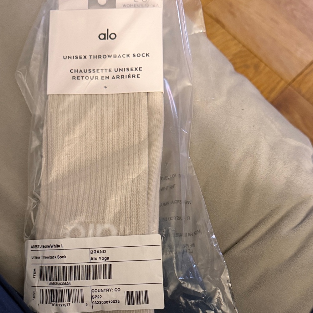 ALO Yoga Unisex Throwback Sock - Cream size large